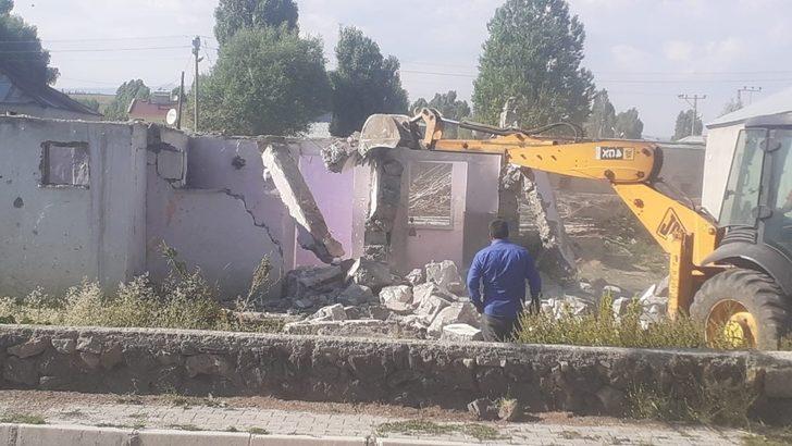 Çaldıran’da metruk yapıların yıkımı sürüyor G2