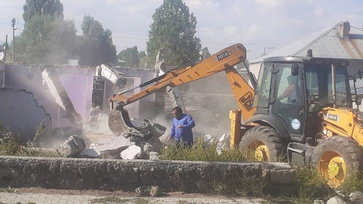 Çaldıran’da metruk yapıların yıkımı sürüyor G3