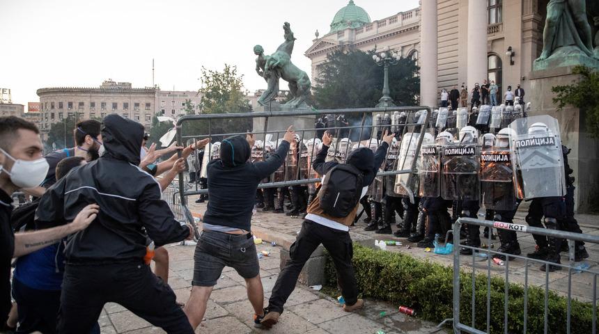 &Uuml;lkede sular durulmuyor: Sokaklar savaş alanına d&ouml;nd&uuml;