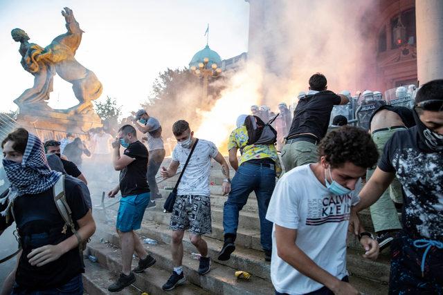 2020-07-08T223732Z_1109921254_RC2APH9DY71W_RTRMADP_3_HEALTH-CORONAVIRUS-SERBIA-PROTESTS