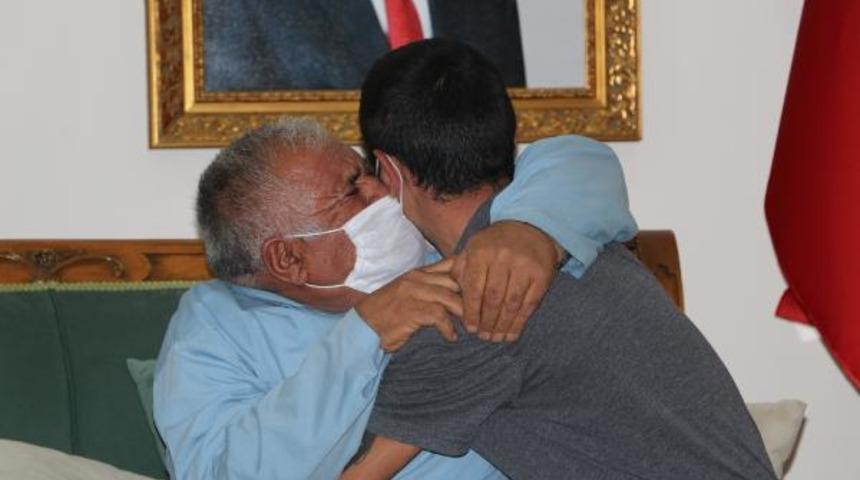 Evlat n&ouml;betinde 14'&uuml;nc&uuml; kavuşma! Mutluluk g&ouml;zyaşları...