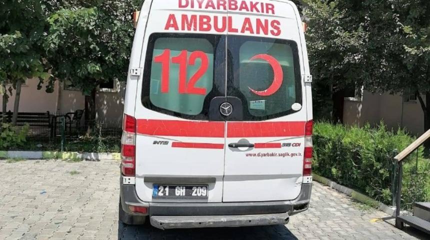 Diyarbakır  İl Sağlık M&uuml;d&uuml;rl&uuml;ğ&uuml;, Iğdır  &Uuml;niversitesine ambulans hibe etti