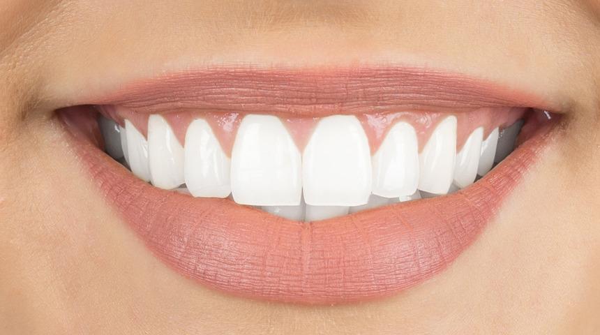 Dişleri 3 dakikada bembeyaz bir görünüme kavuşturuyor! Çilek, muz…