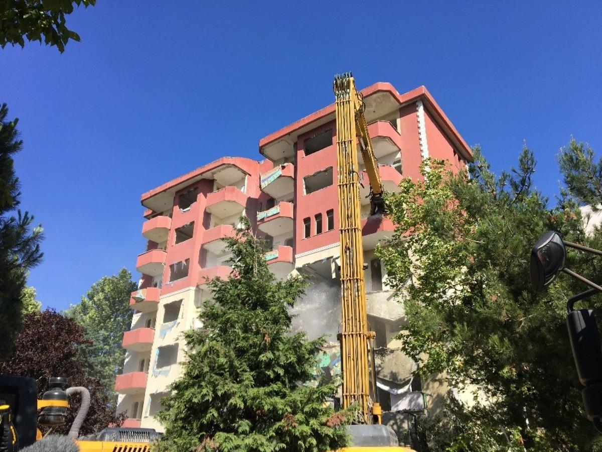 B&uuml;y&uuml;k&ccedil;ekmece&rsquo;de riskli 8 katlı bina yıkıldı