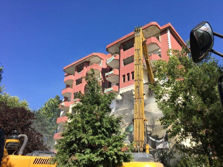 Büyükçekmece’de riskli 8 katlı bina yıkıldı G2