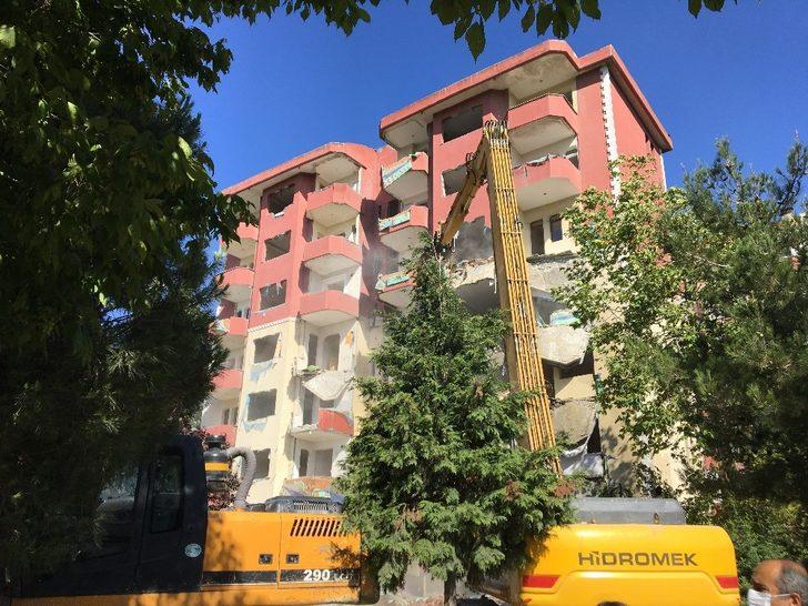 Büyükçekmece’de riskli 8 katlı bina yıkıldı G3