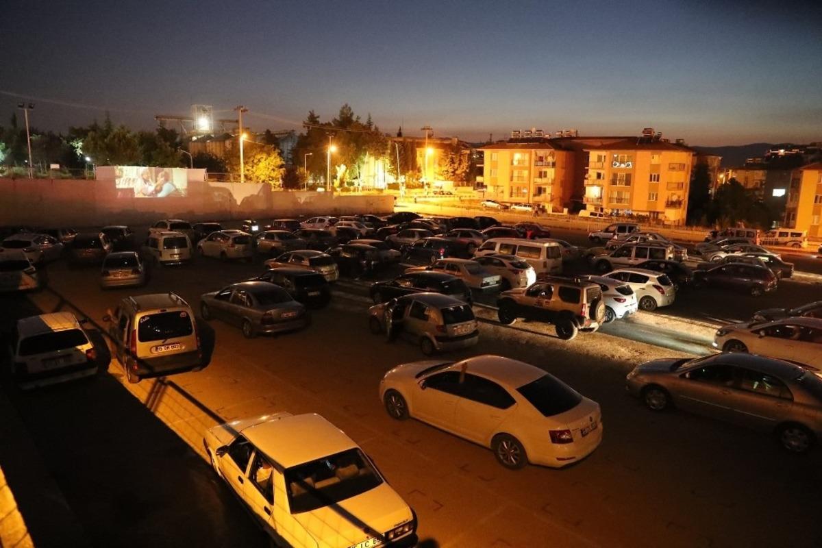 Burdur&rsquo;da ilk arabada a&ccedil;ık hava sineması