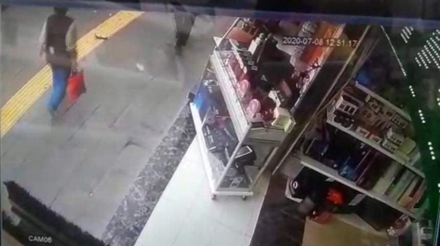 Yerde bulduğu c&uuml;zdanı kendi c&uuml;zdanıymış gibi &ccedil;antasına attı