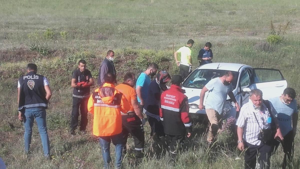 Yoldan &ccedil;ıkan ford tarlaya u&ccedil;tu, 2 yaralı