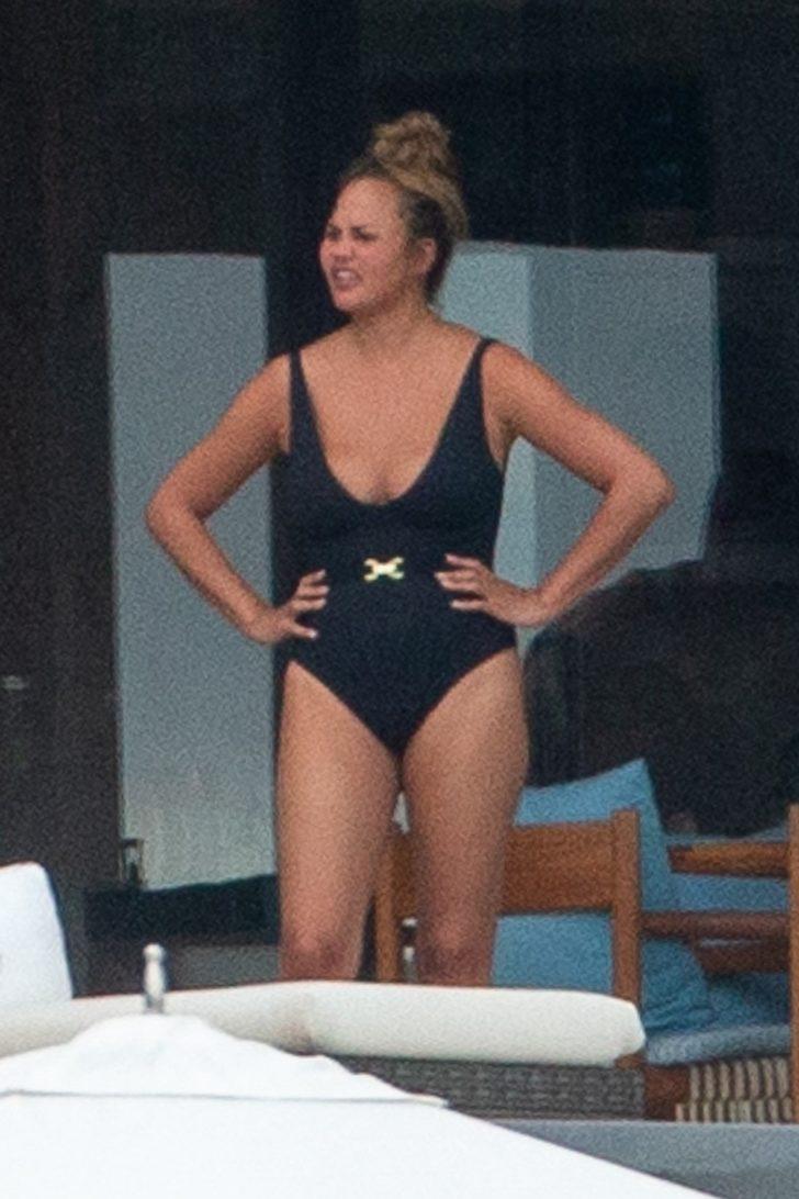 Chrissy Teigen silikonları çıktıktan sonra ilk kez görüntülendi G1