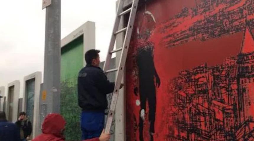 T&uuml;rk bayrağındaki hilale asılmış insan sil&uuml;eti &ccedil;izen sanık hakim karşısında