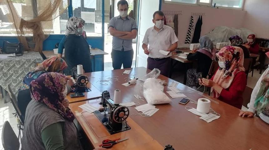 Derebucak’ta gönüllü usta öğreticiler ve kursiyerler koruyucu maske üretiyor