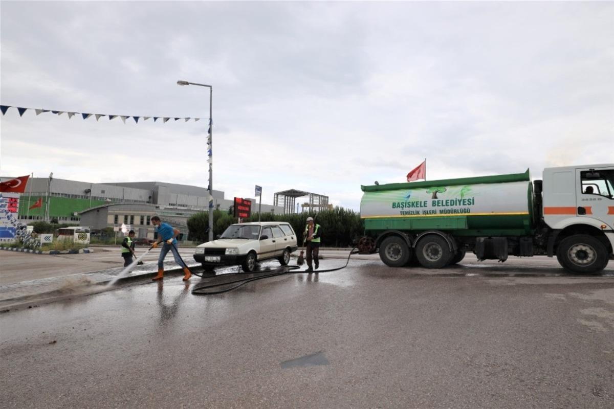 Başiskele&rsquo;de yollar ve kaldırımlar temizleniyor