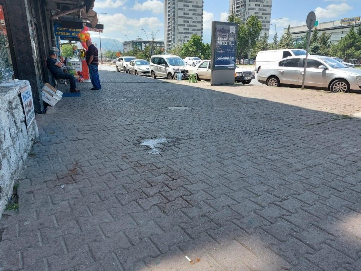 Kavga sırasında yoldan ge&ccedil;en adam vuruldu