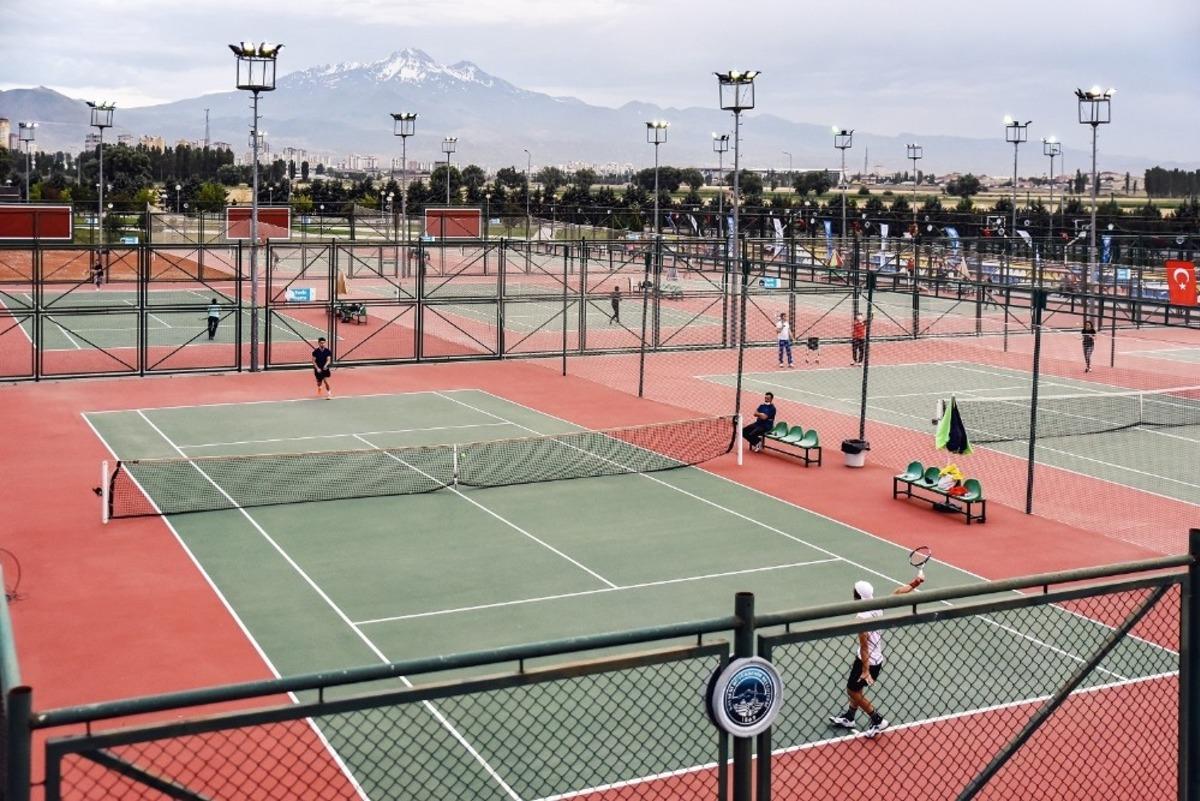 B&uuml;y&uuml;kşehir&rsquo;den 15 Temmuz&rsquo;un anısına tenis turnuvası