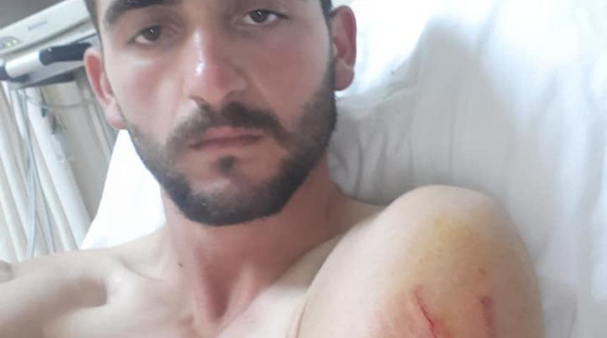 Kendisine saldıran ayıdan k&ouml;pekleri kurtardı