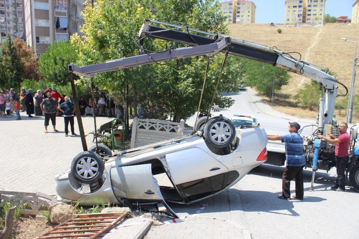 Takla atan otomobil ters d&ouml;nd&uuml;: 4 yaralı