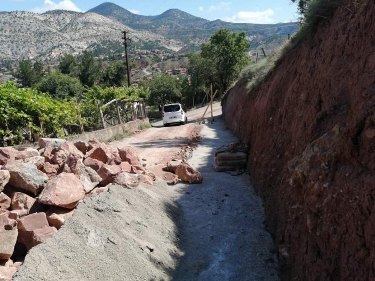 Nallıhan&rsquo;da heyelan riski oluşan yerlere duvar yapılıyor