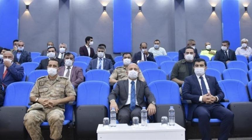 Vali Varol’dan, Eleşkirt cep sinemasına ziyaret