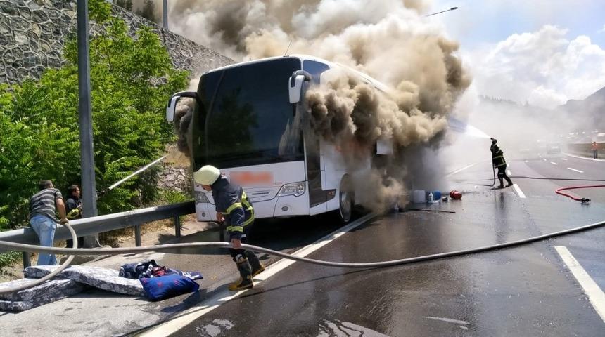 Seyir halindeki otobüs yandı
