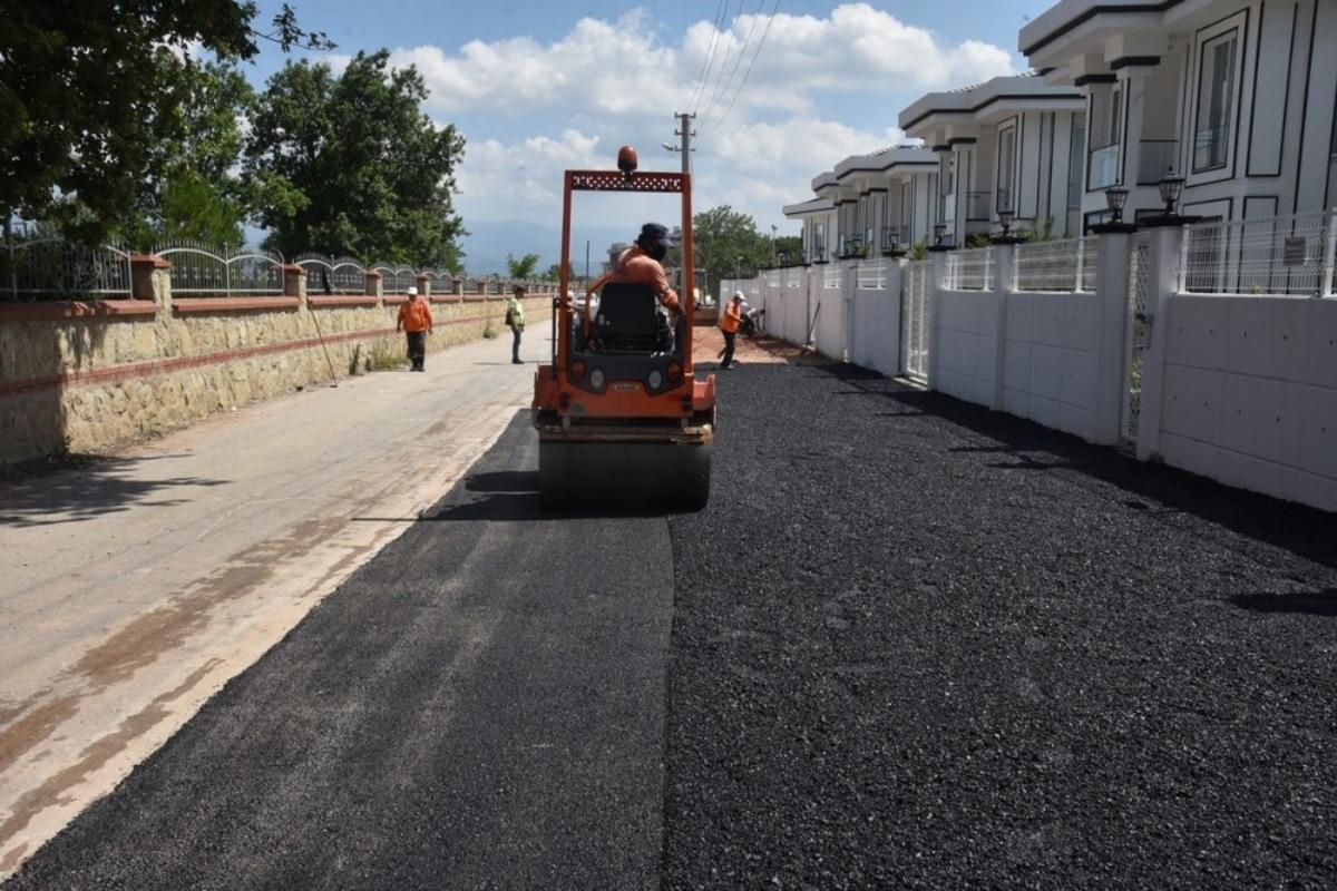 İzmit Belediyesi&rsquo;nden Kabaoğlu&rsquo;na 150 ton asfalt