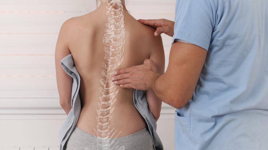 Omurga eğriliği (Skolyoz): Nedenleri, belirtileri, tedavisi