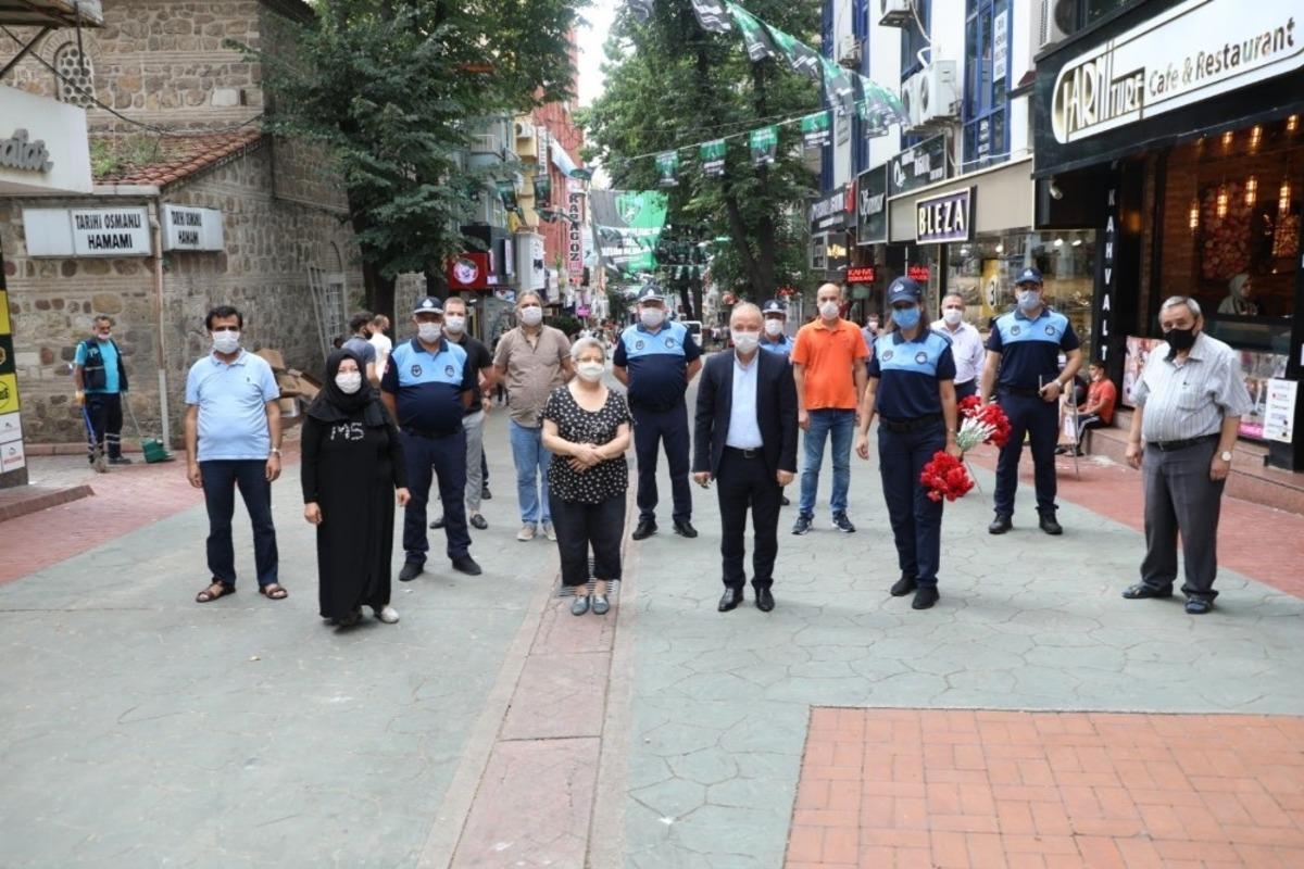 İzmit Zabıtası&rsquo;ndan esnafa karanfil