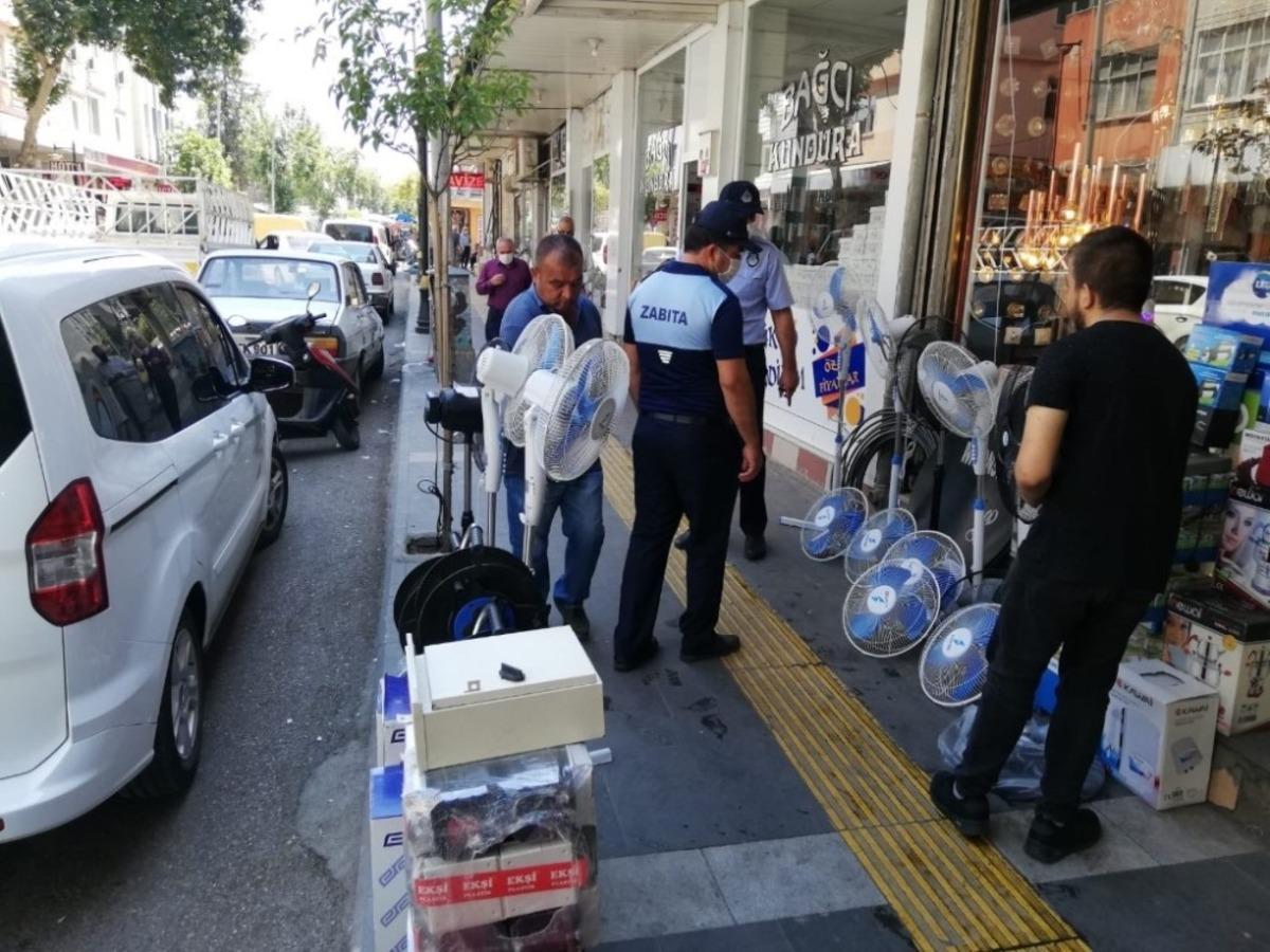 Zabıta ekipleri, kaldırım işgallerine g&ouml;z yummuyor