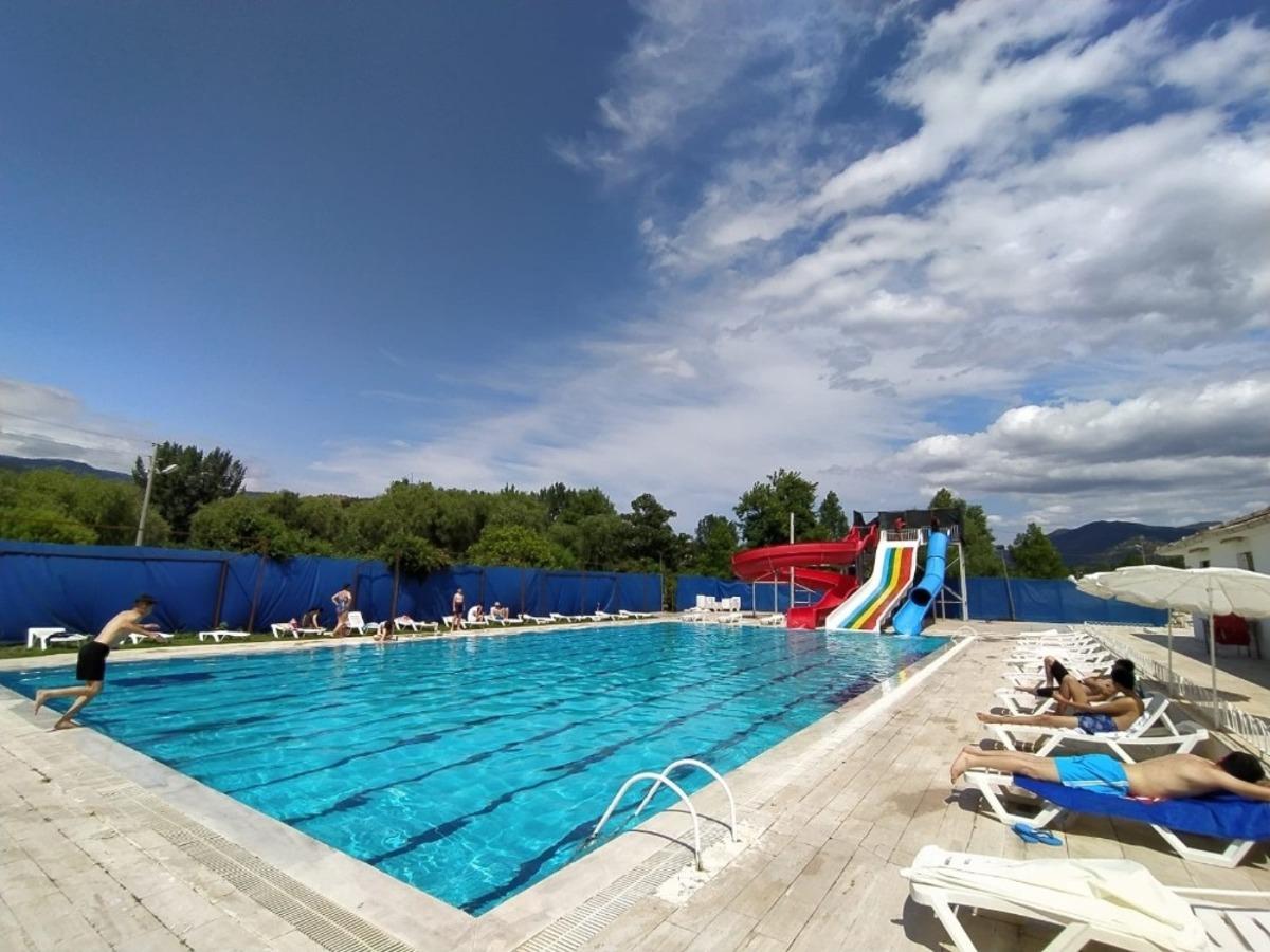 Sıcak havada &ccedil;areyi havuzda buldular