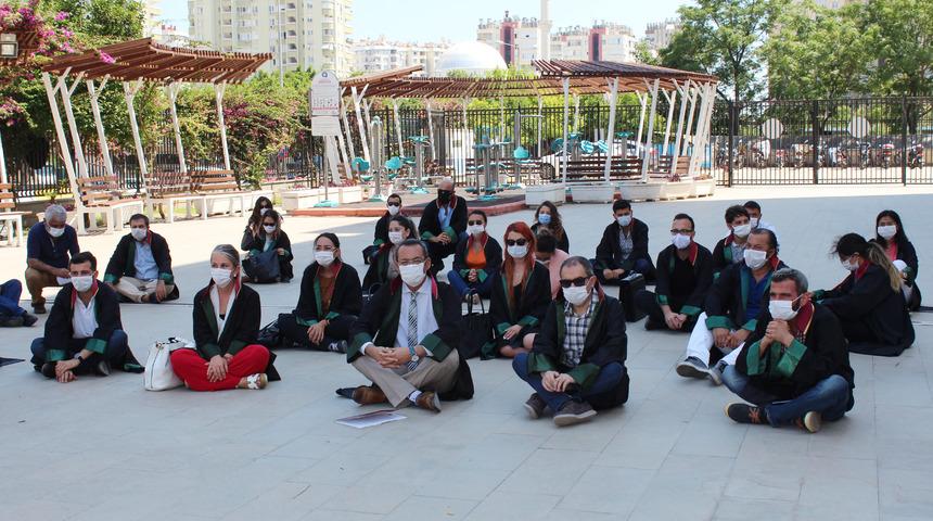 Antalya Barosu'ndan adliye önünde oturma eylemi