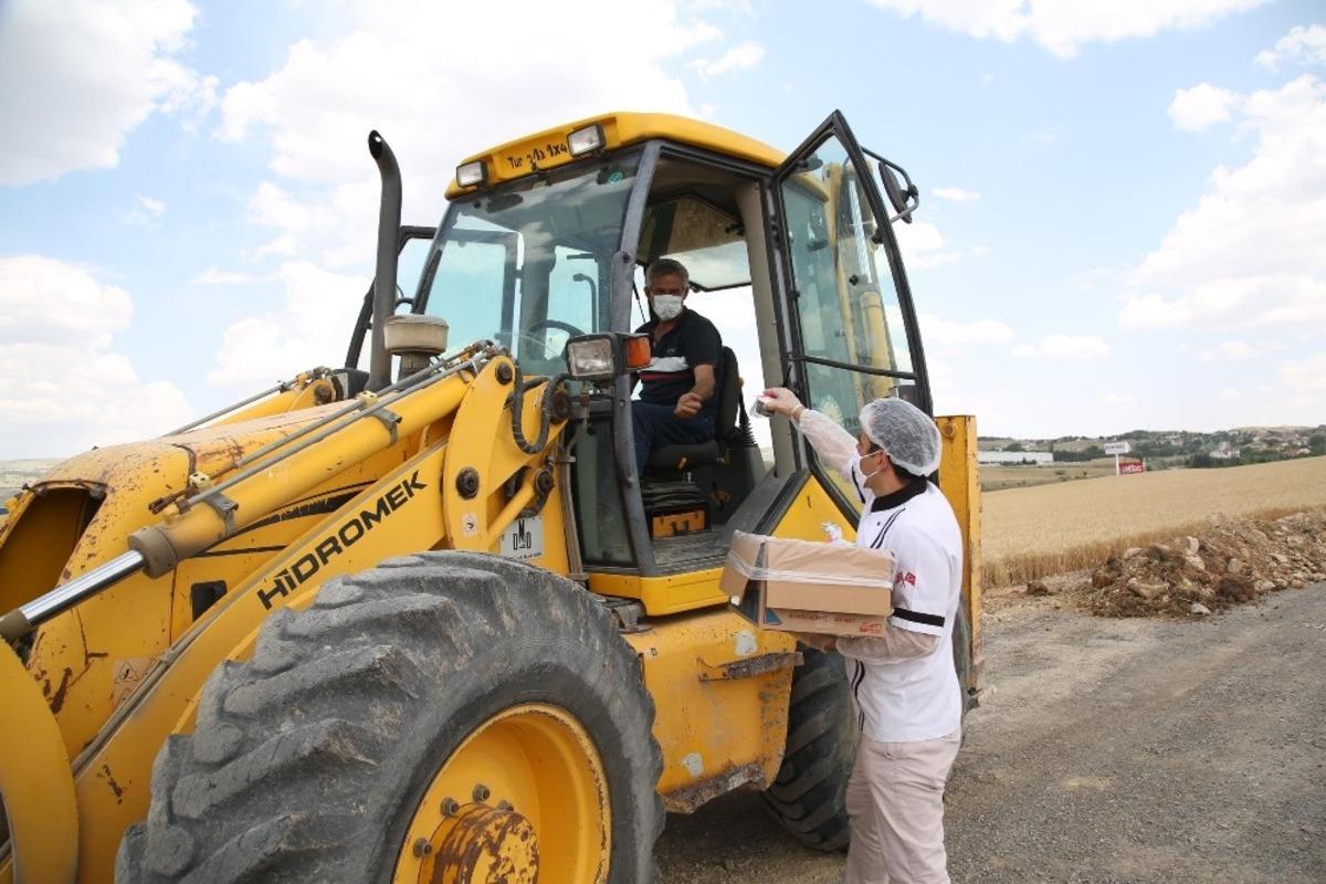 Başkan Şimşek &ccedil;alışanlara dondurma dağıttı