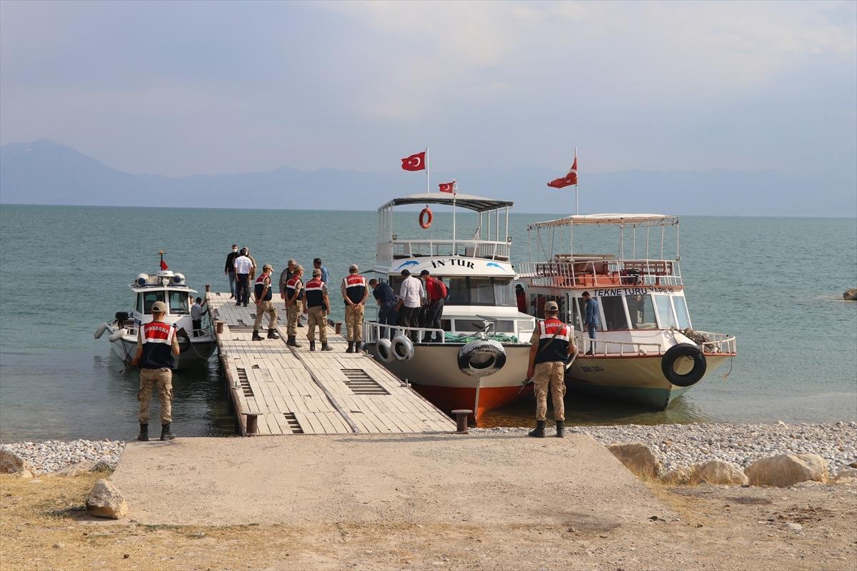 Van G&ouml;l&uuml;'nde batan teknedeki cesetlerin &ccedil;ıkarılması &ccedil;alışmalarına ara verildi