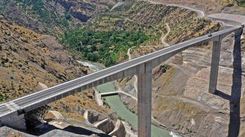 Türkiye'nin en yüksek köprüsü olan 'Botan Çayı Beğendik Köprüsü' 11 Temmuz'da açılacak