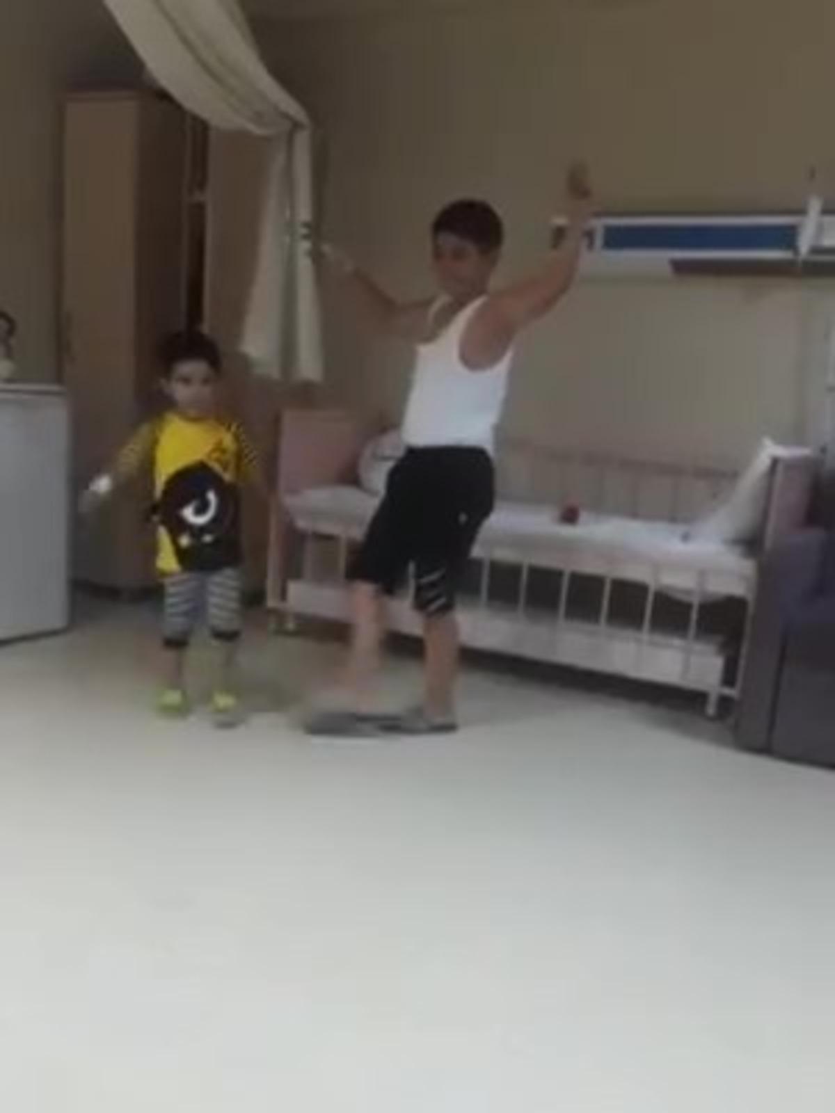 Korona vir&uuml;s&uuml; yenen iki kardeşten zeybekli kutlama