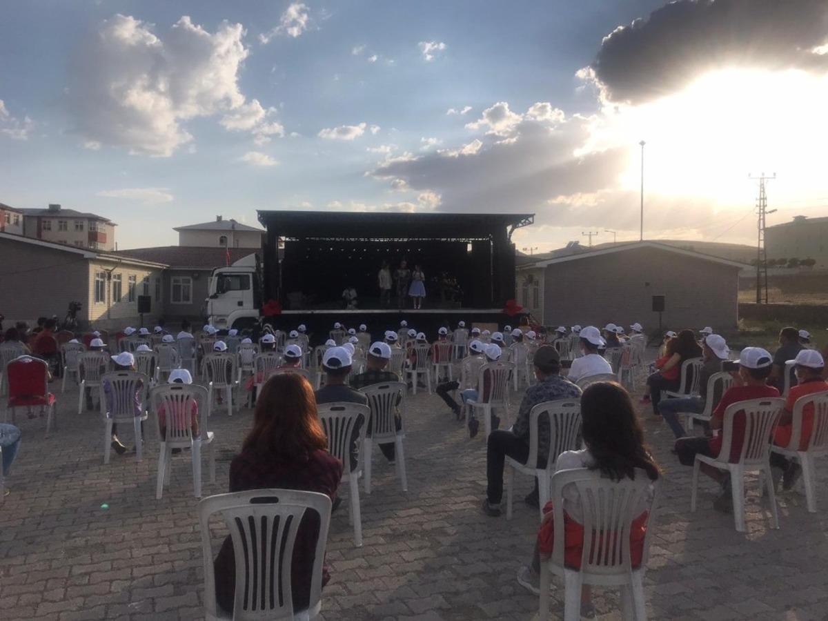 &rsquo;Oz B&uuml;y&uuml;c&uuml;s&uuml;&rsquo; oyunu Tutak il&ccedil;esinde sahne aldı