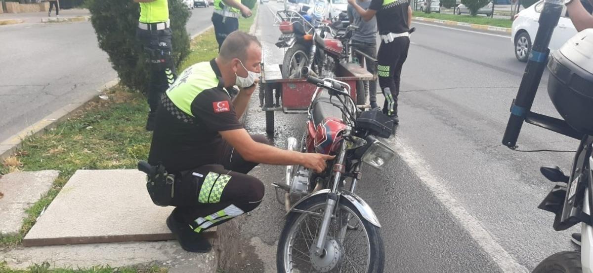 Dur ihtarına uymayan s&uuml;r&uuml;c&uuml; motosikletini bırakıp ka&ccedil;tı