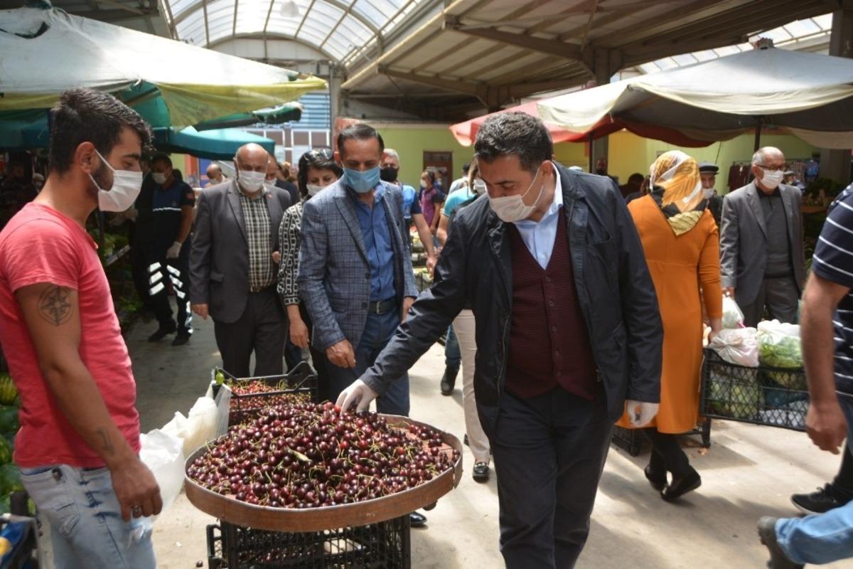 Başkan Demir, kapalı halk pazarına birim m&uuml;d&uuml;rleriyle &ccedil;ıkartma yaptı