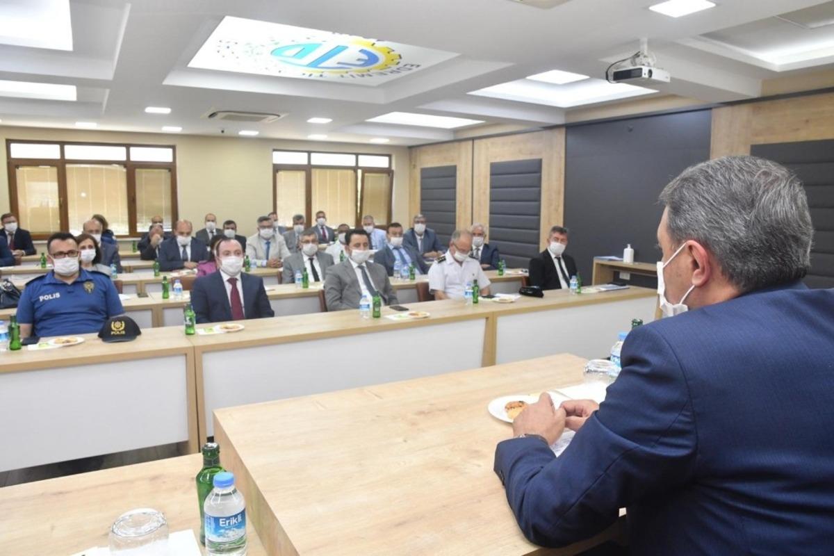 Vali Şıldak Edremit&rsquo;te daire amirleri ile bir araya geldi
