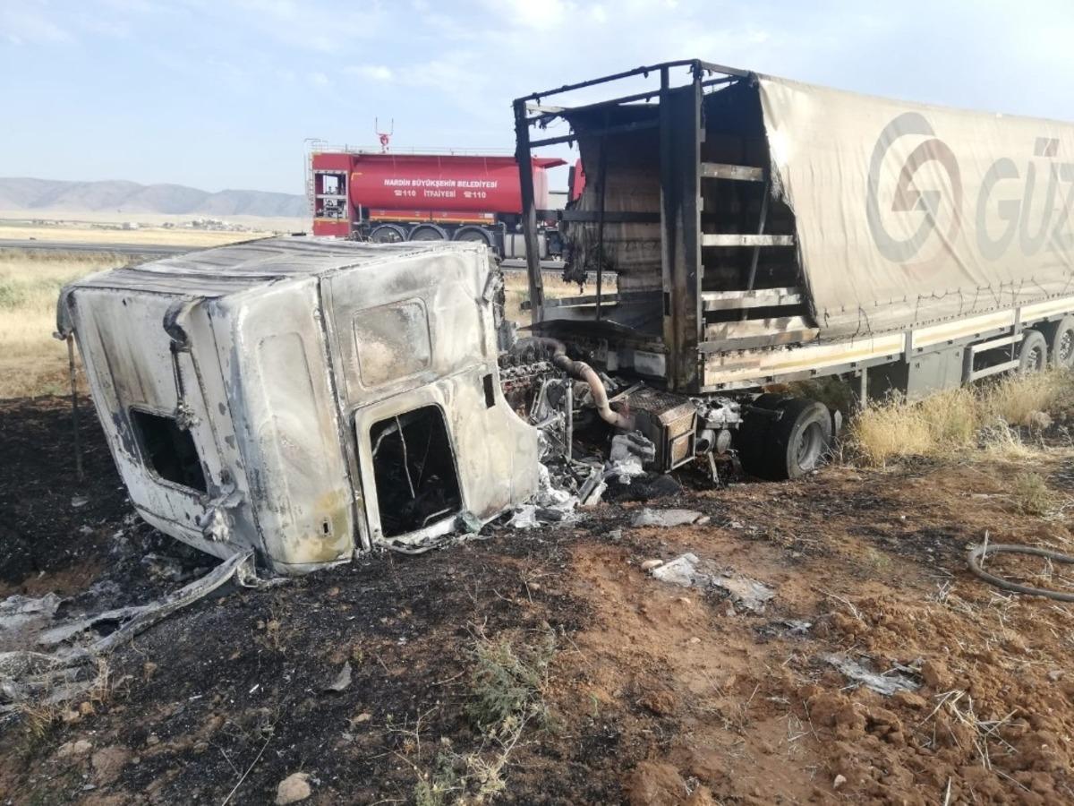 Seyir halindeki tır alev aldı, s&uuml;r&uuml;c&uuml; son anda kurtuldu