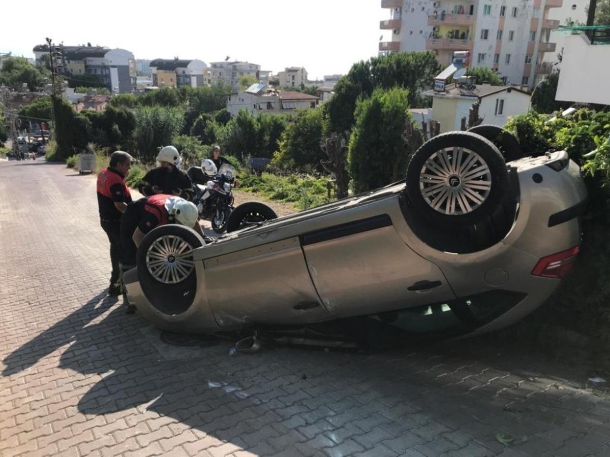 Geriye doğru manevra yapmak isterken aracı takla atan s&uuml;r&uuml;c&uuml; yaralandı