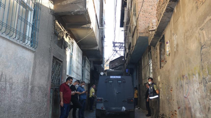 Diyarbakır'da silahlı saldırı! Pencereden bakan 5 yaşındaki &ccedil;ocuk hayatını kaybetti
