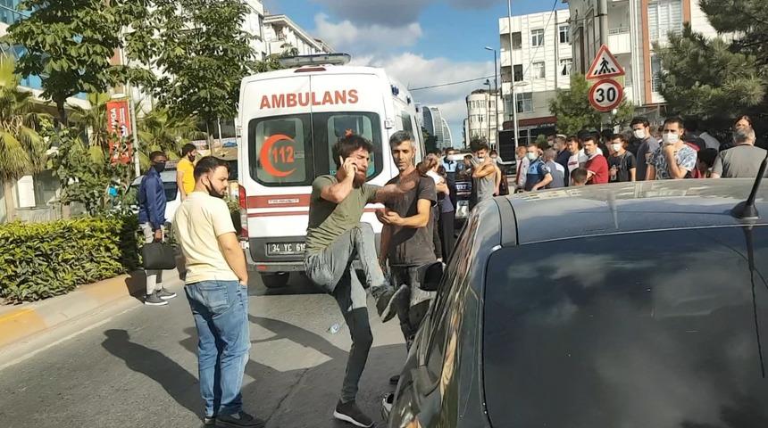 Esenyurt'ta otomobil yayaya çarptı! Yakınları ortalığı birbirine kattı