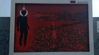 Kabataş'ta resim üzerine 'asılmış adam' çizen graffiti sanatçısı hakim karşısına çıktı