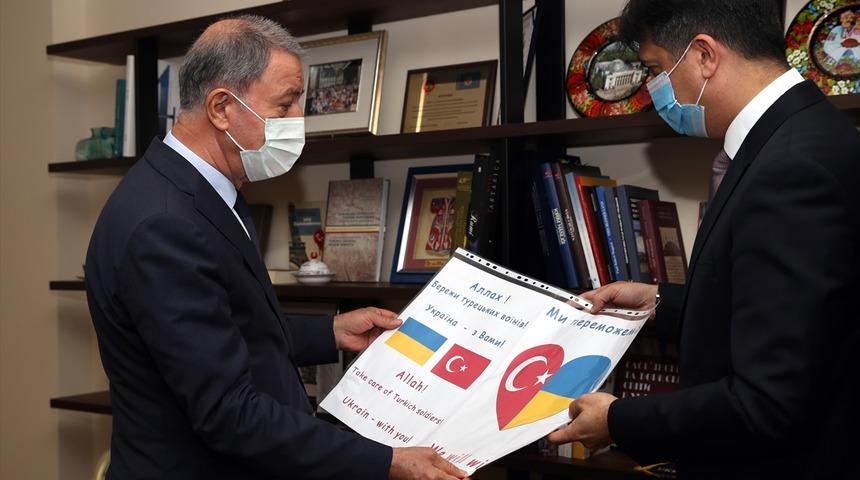 Milli Savunma Bakanı Hulusi Akar'ı Kiev'de duygulandıran not