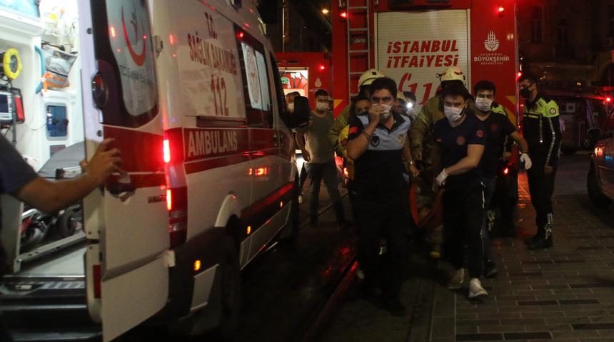 Beyoğlu'nda mağazada yangın! Mahsur kalan &ccedil;alışan kurtarıldı