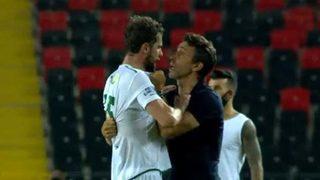 Konyasporlu Uğur Demirok'u Bülent Korkmaz zor zapt etti