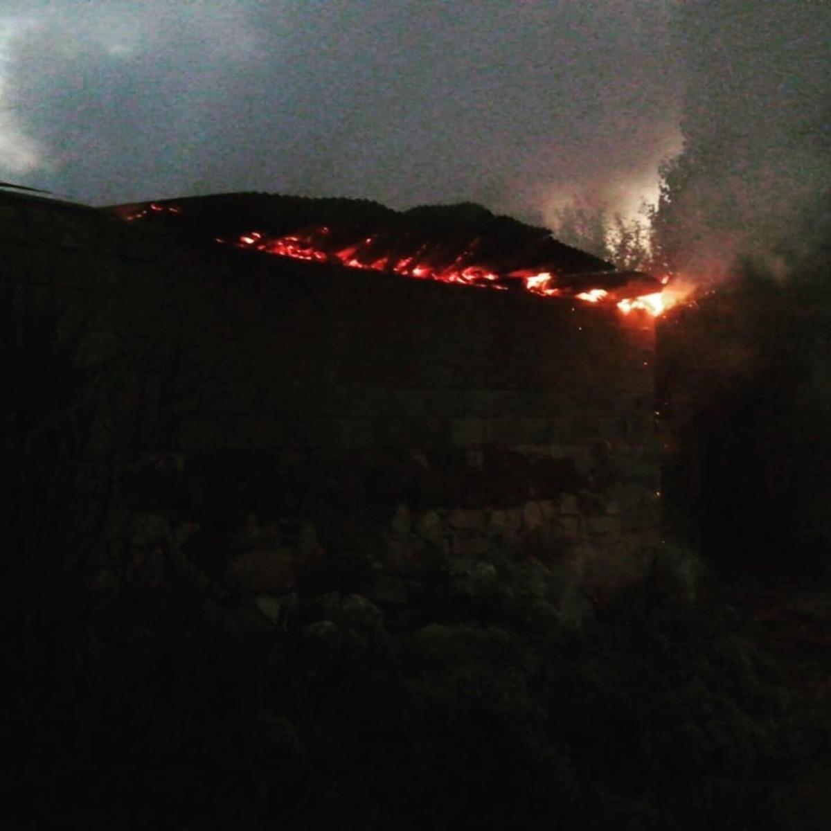 Erciş&rsquo;te &ccedil;ıkan yangında trakt&ouml;r hurdaya d&ouml;nd&uuml;