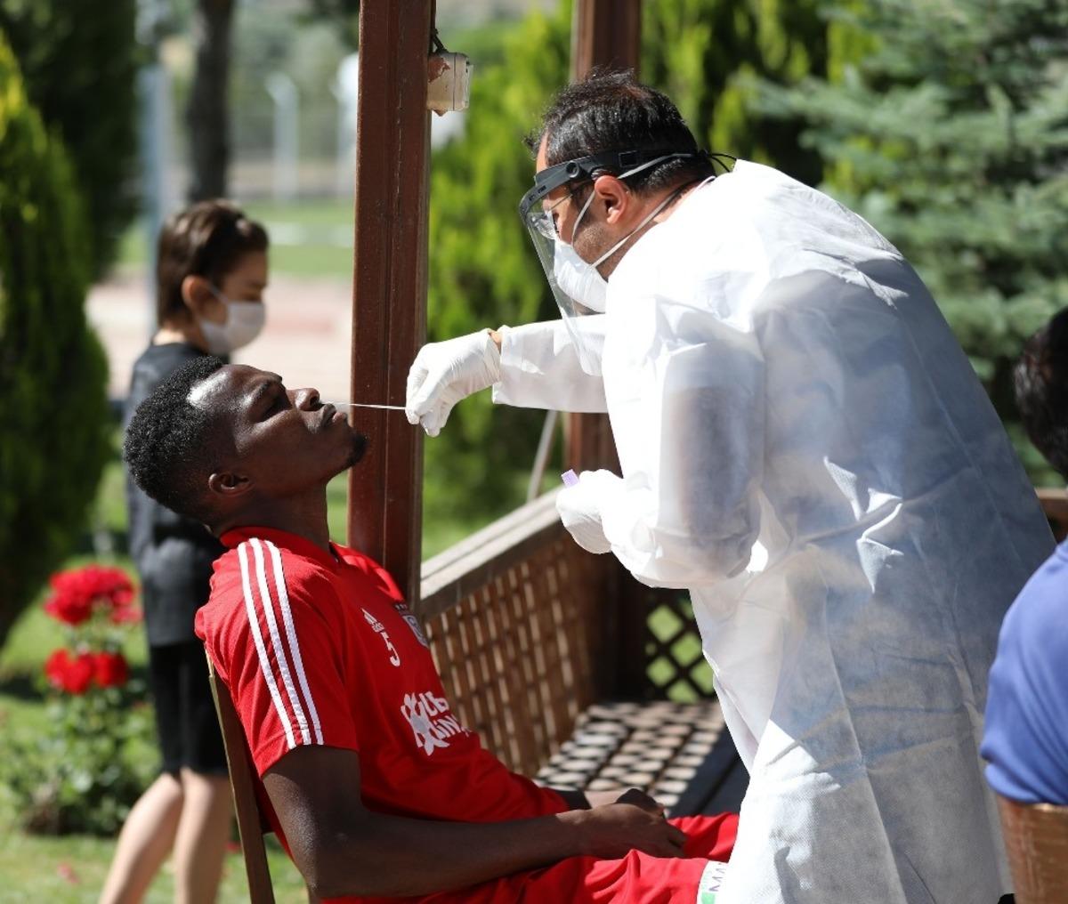 Sivasspor 10. kez Covid-19 testinden ge&ccedil;ti