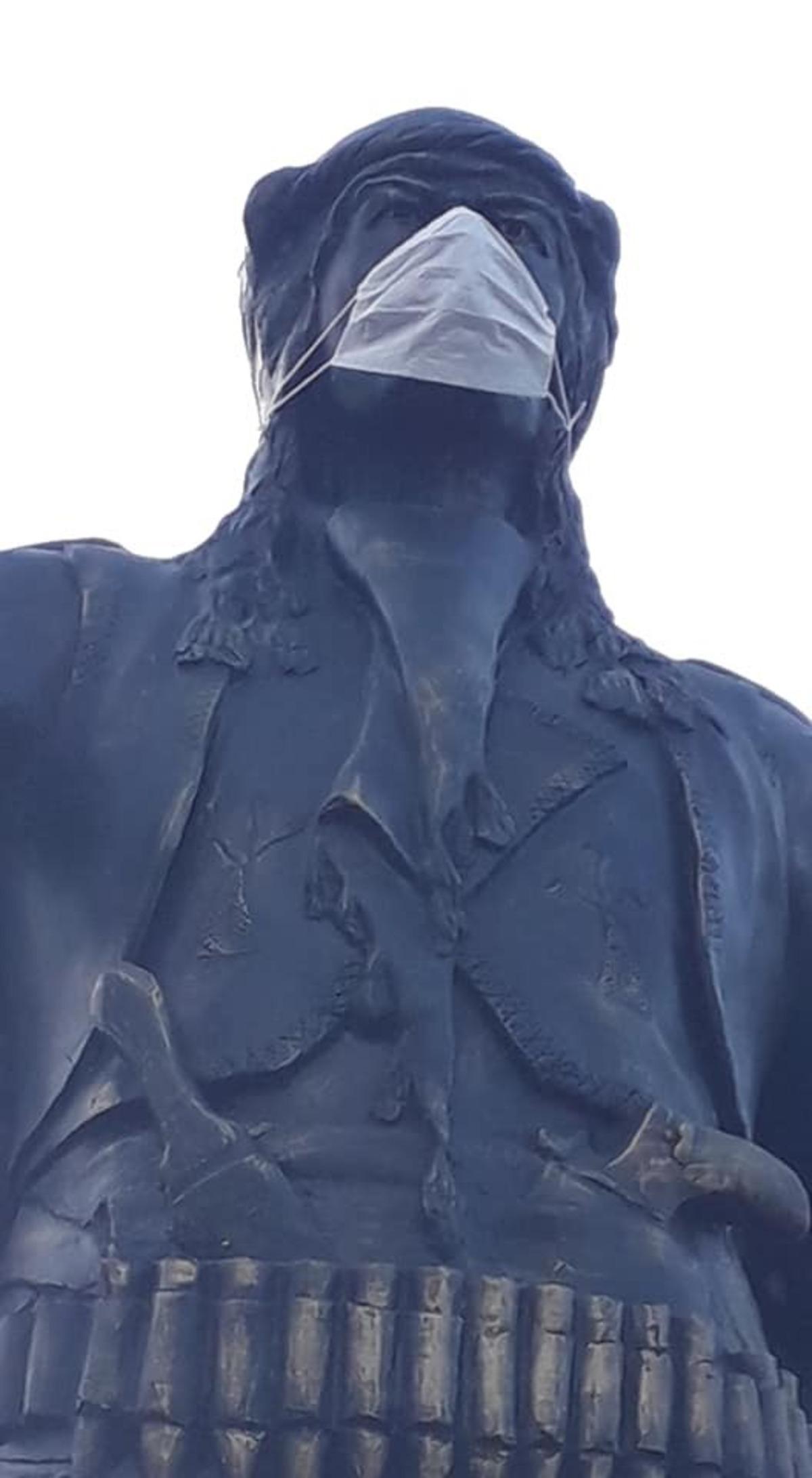 Zeybek heykeline maske taktılar