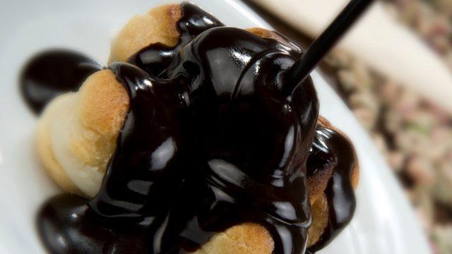 Yalancı profiterol tarifi: Tatlı krizlerinde, çat kapı gelen misafirde imdada yetişiyor!